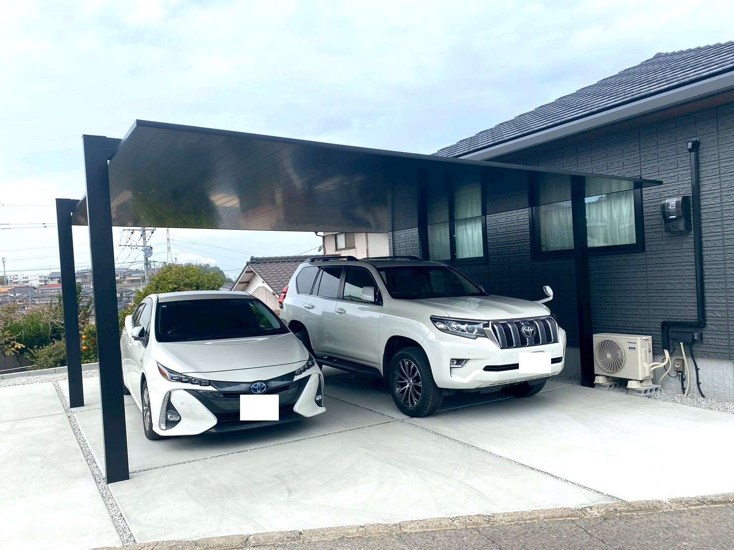 スタイリッシュなブラックアルミ屋根カーポート|大分市