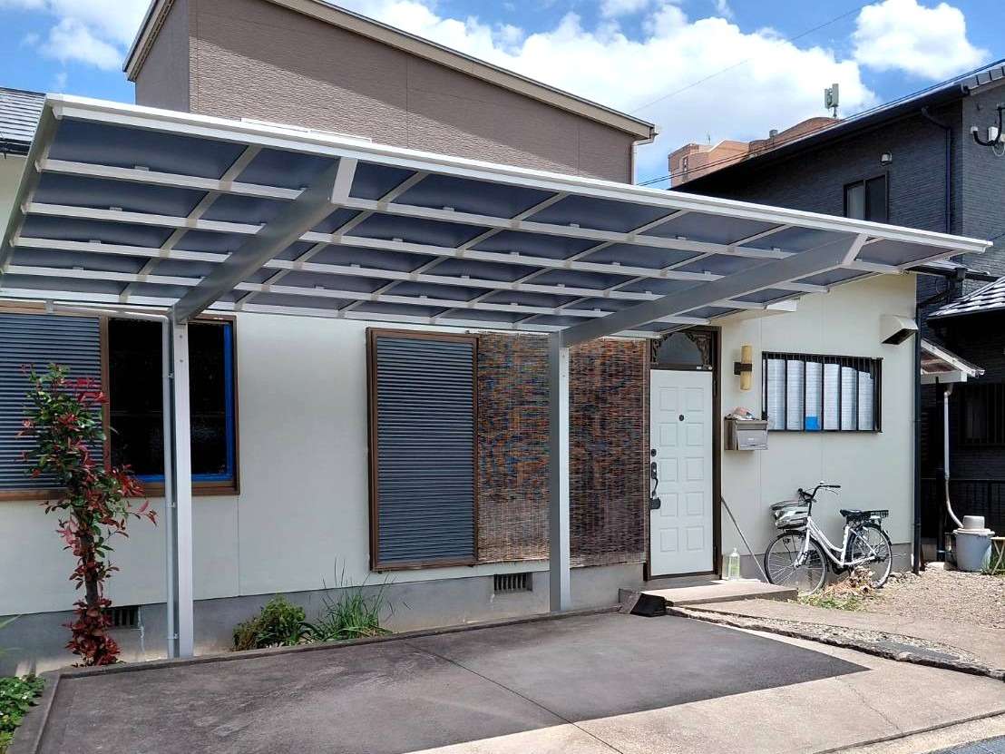 直線基調のシャープなフラット屋根カーポート|大分市