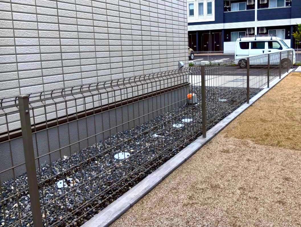 お庭の境界をすっきり仕切るメッシュフェンス|大分市