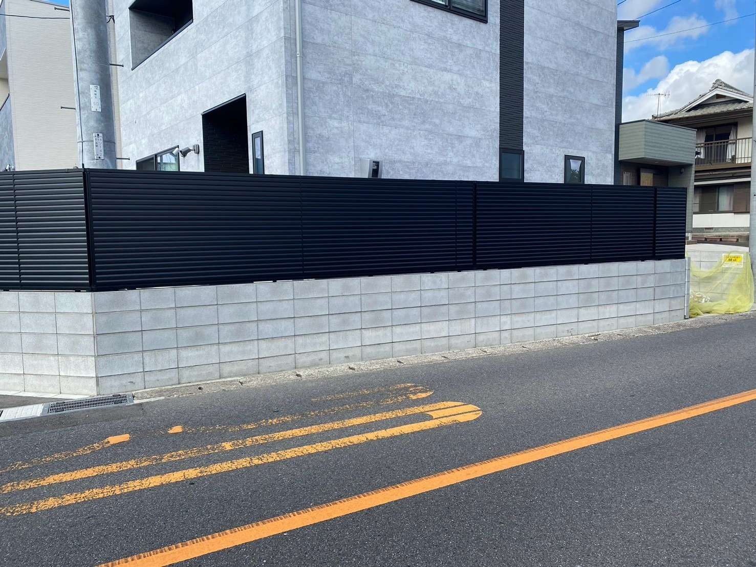 ブロック積みと目隠しフェンスでつくるシックな外構|大分市